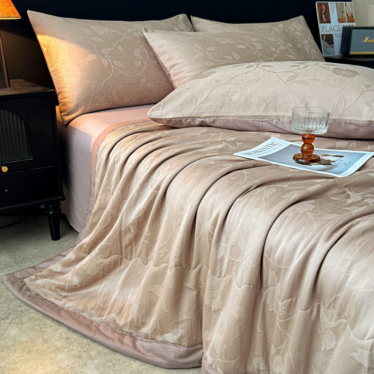 91家纺网 家纺一手货源 找家纺 乐家毛巾被（工厂自产自销） 2026春夏新款全棉60S长绒棉立体厚织提花整张棉花夏被四件套单夏被枕套夏凉被空 蔓延