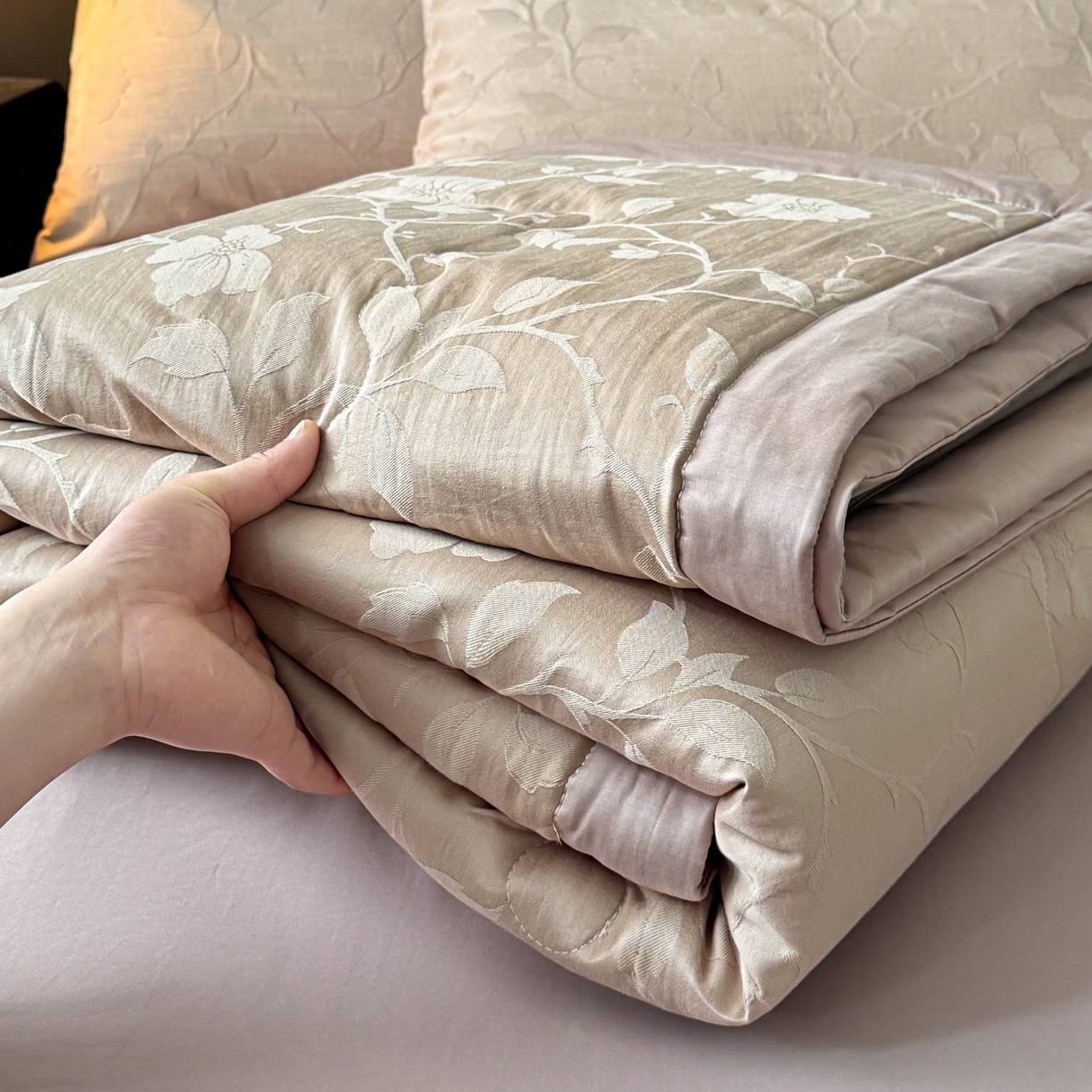 91家纺网 家纺一手货源 找家纺 乐家毛巾被（工厂自产自销） 2026春夏新款全棉60S长绒棉立体厚织提花整张棉花夏被四件套单夏被枕套夏凉被空 蔓延