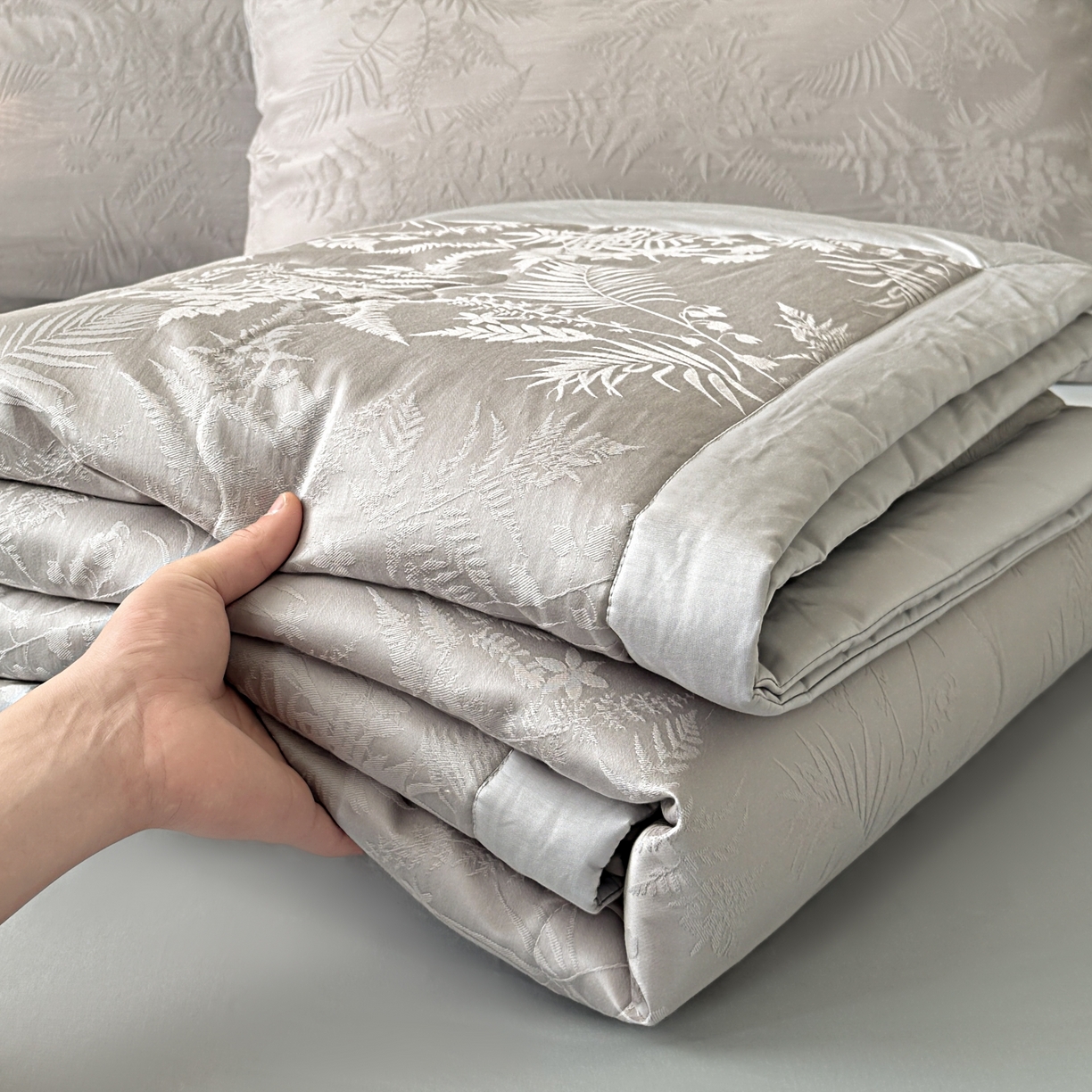 91家纺网 家纺一手货源 找家纺 乐家毛巾被（工厂自产自销） 2026春夏新款全棉60S长绒棉立体厚织提花整张棉花夏被四件套单夏被枕套夏凉被空 碎影