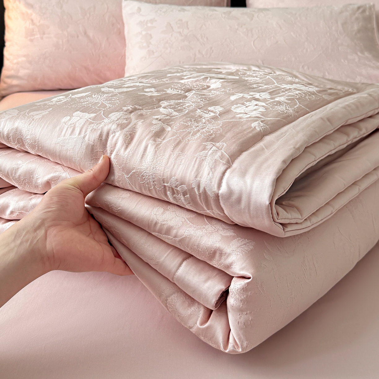 91家纺网 家纺一手货源 找家纺 乐家毛巾被（工厂自产自销） 2026春夏新款全棉60S长绒棉立体厚织提花整张棉花夏被四件套单夏被枕套夏凉被空 昔叶