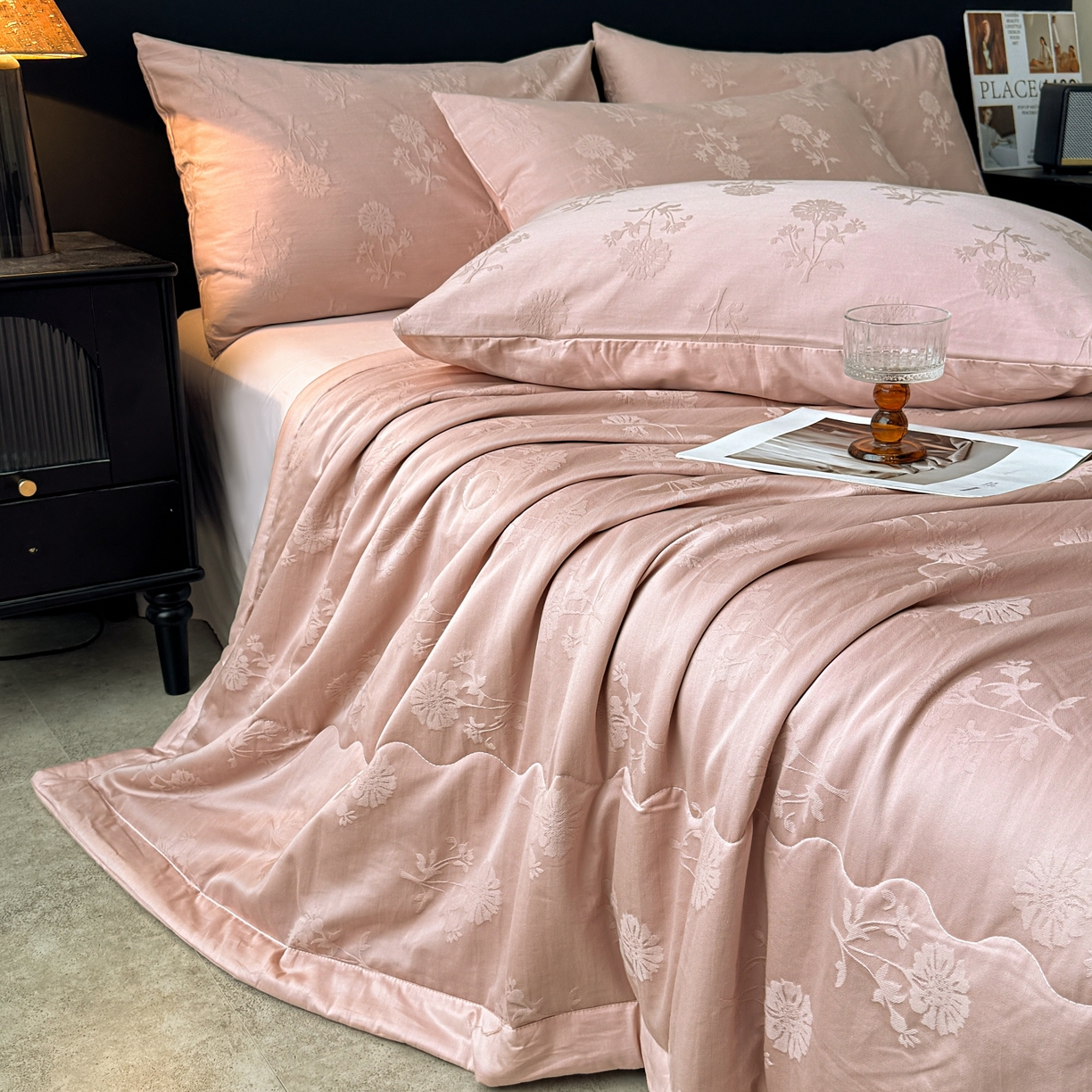 91家纺网 家纺一手货源 找家纺 乐家毛巾被（工厂自产自销） 2026春夏新款全棉60S长绒棉立体厚织提花整张棉花夏被四件套单夏被枕套夏凉被空 叶间梦