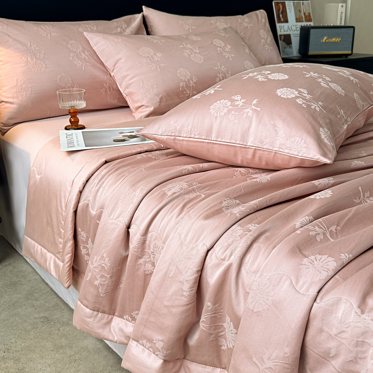 91家纺网 家纺一手货源 找家纺 乐家毛巾被（工厂自产自销） 2026春夏新款全棉60S长绒棉立体厚织提花整张棉花夏被四件套单夏被枕套夏凉被空 叶间梦