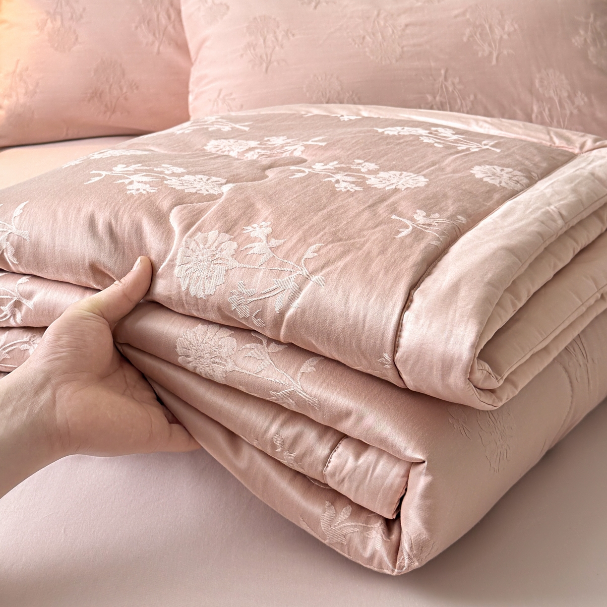 91家纺网 家纺一手货源 找家纺 乐家毛巾被（工厂自产自销） 2026春夏新款全棉60S长绒棉立体厚织提花整张棉花夏被四件套单夏被枕套夏凉被空 叶间梦