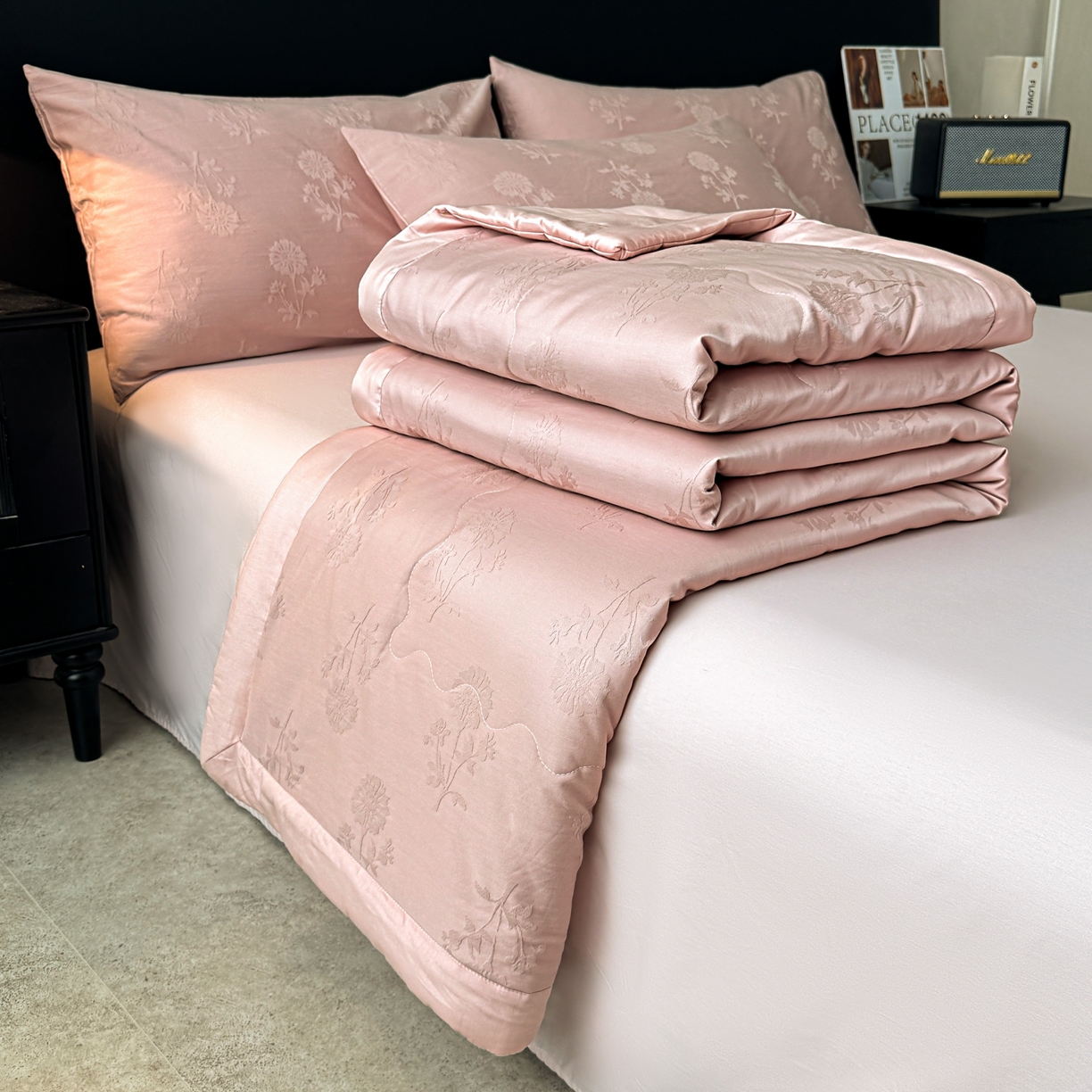 91家纺网 家纺一手货源 找家纺 乐家毛巾被（工厂自产自销） 2026春夏新款全棉60S长绒棉立体厚织提花整张棉花夏被四件套单夏被枕套夏凉被空 叶间梦