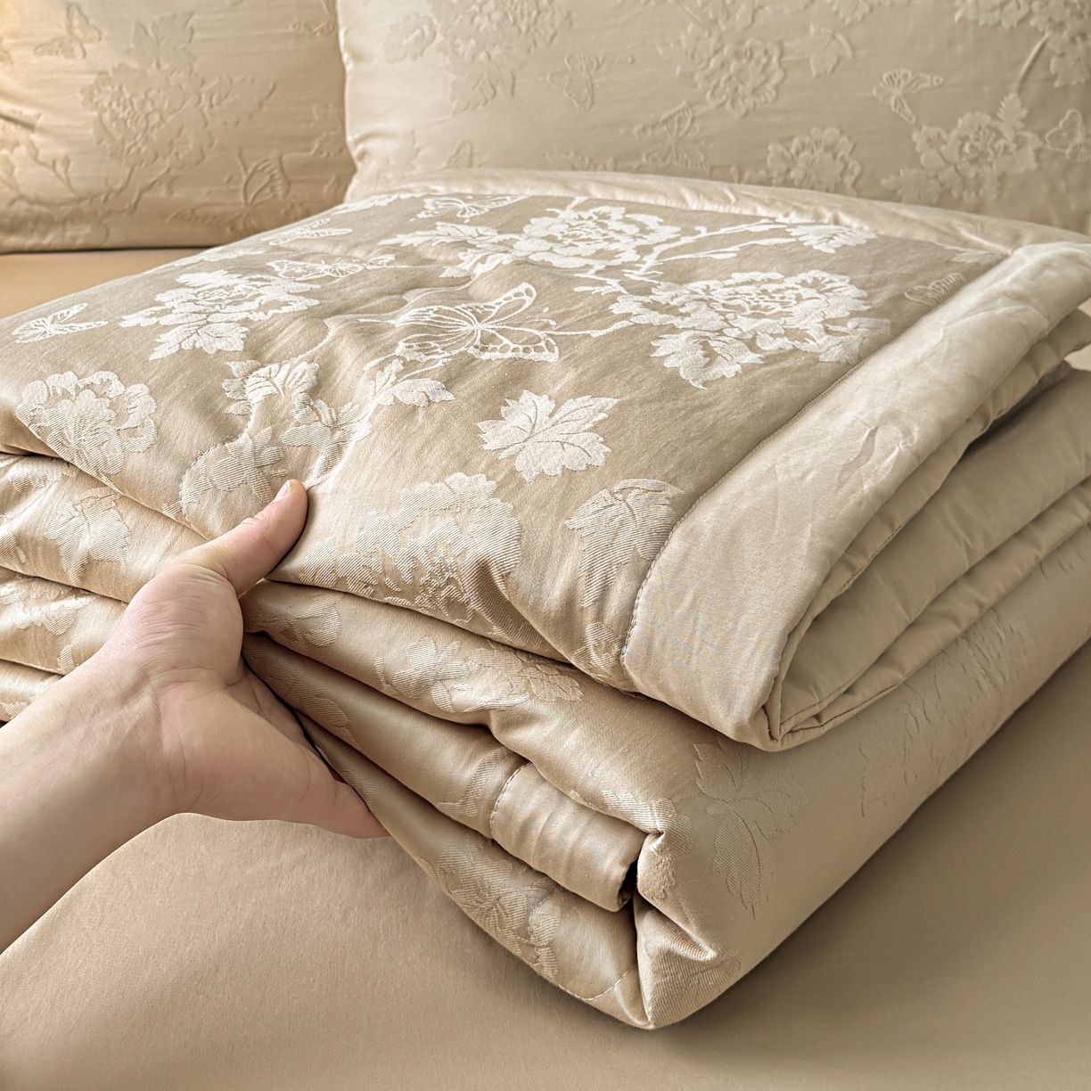 91家纺网 家纺一手货源 找家纺 乐家毛巾被（工厂自产自销） 2026春夏新款全棉60S长绒棉立体厚织提花整张棉花夏被四件套单夏被枕套夏凉被空 隐花