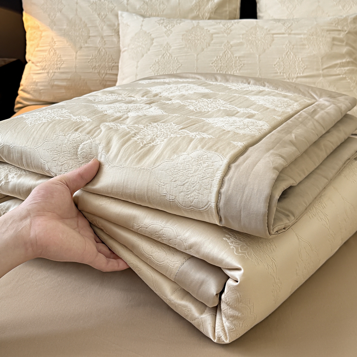 91家纺网 家纺一手货源 找家纺 乐家毛巾被（工厂自产自销） 2026春夏新款全棉60S长绒棉立体厚织提花整张棉花夏被四件套单夏被枕套夏凉被空 余影