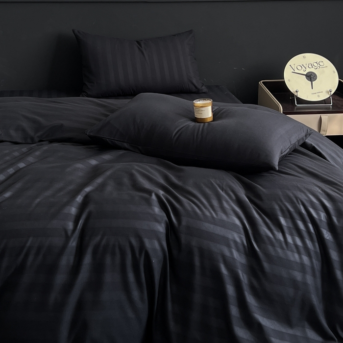 91家纺网 家纺一手货源 找家纺 蓝淋家纺 2026春夏新款贡缎提花四件套 墨夜缎