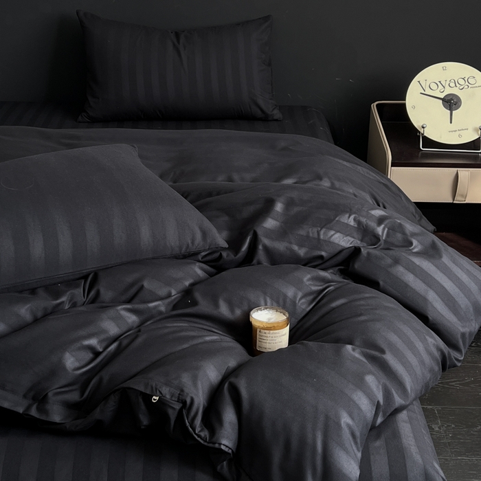 91家纺网 家纺一手货源 找家纺 蓝淋家纺 2026春夏新款贡缎提花四件套 墨夜缎