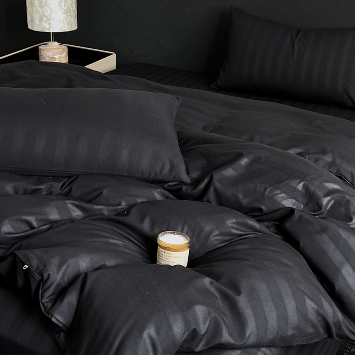 91家纺网 家纺一手货源 找家纺 蓝淋家纺 2026春夏新款贡缎提花四件套 墨夜缎