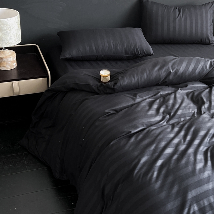 91家纺网 家纺一手货源 找家纺 蓝淋家纺 2026春夏新款贡缎提花四件套 墨夜缎