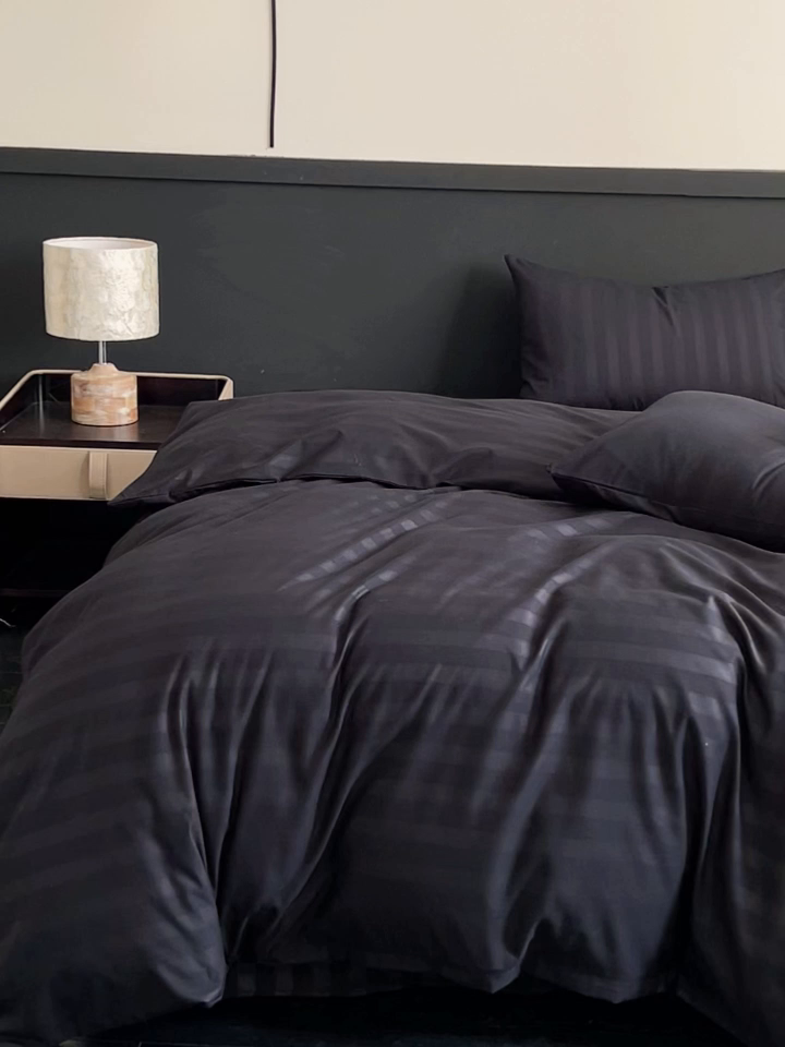 91家纺网 家纺一手货源 找家纺 蓝淋家纺 2026春夏新款贡缎提花四件套 墨夜缎