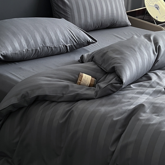 91家纺网 家纺一手货源 找家纺 蓝淋家纺 2026春夏新款贡缎提花四件套 炭灰缎