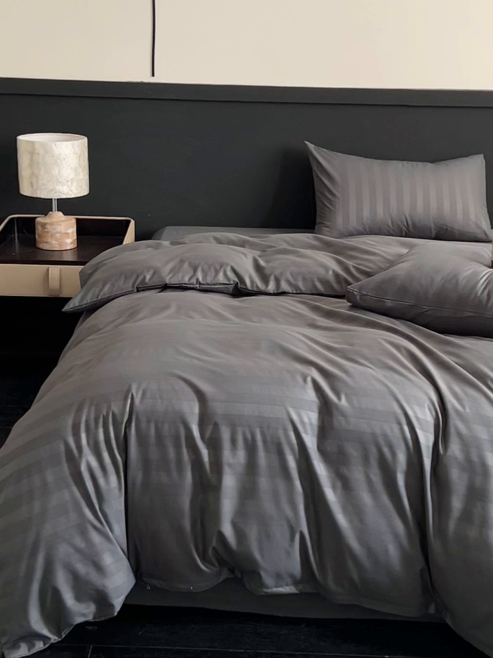 91家纺网 家纺一手货源 找家纺 蓝淋家纺 2026春夏新款贡缎提花四件套 炭灰缎