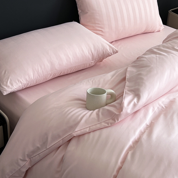 91家纺网 家纺一手货源 找家纺 蓝淋家纺 2026春夏新款贡缎提花四件套 桃雾缎