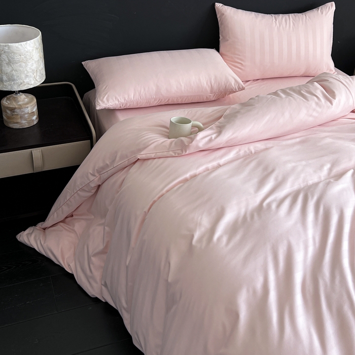 91家纺网 家纺一手货源 找家纺 蓝淋家纺 2026春夏新款贡缎提花四件套 桃雾缎