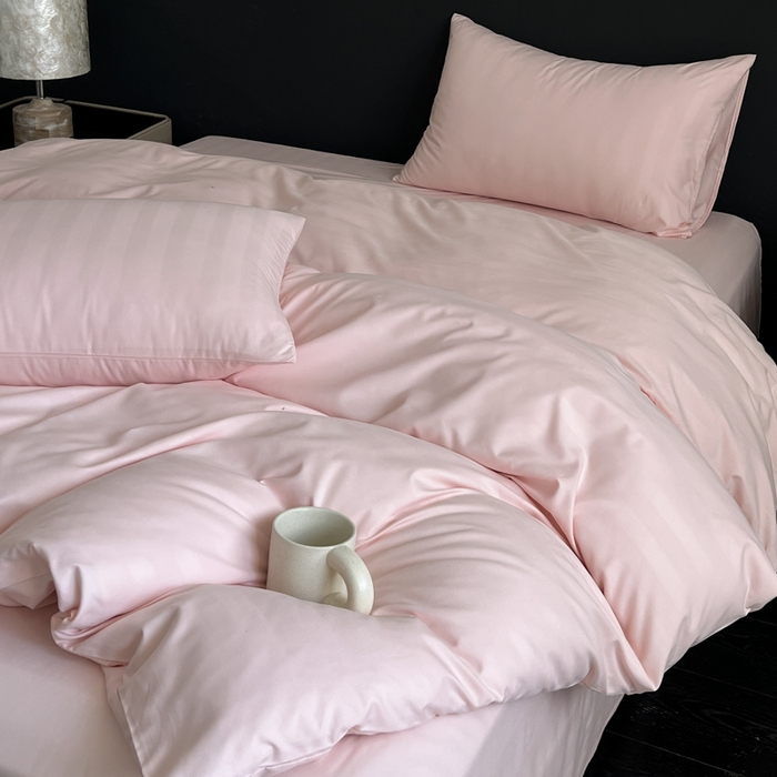 91家纺网 家纺一手货源 找家纺 蓝淋家纺 2026春夏新款贡缎提花四件套 桃雾缎