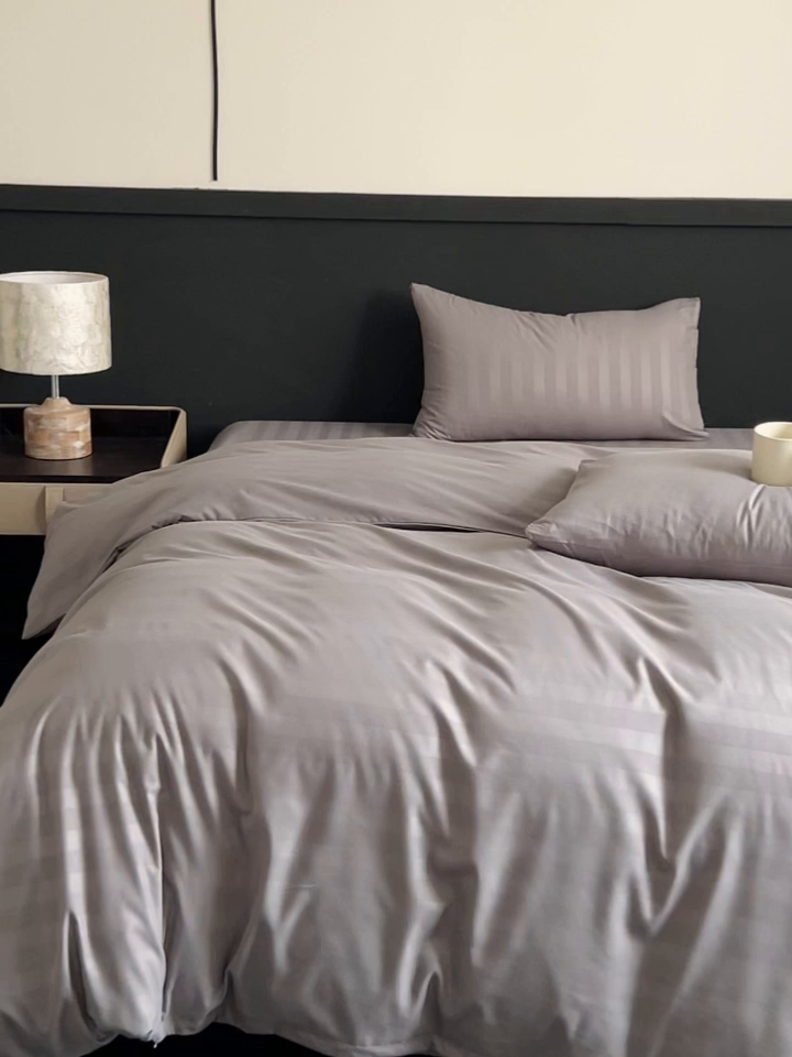 91家纺网 家纺一手货源 找家纺 蓝淋家纺 2026春夏新款贡缎提花四件套 云灰缎