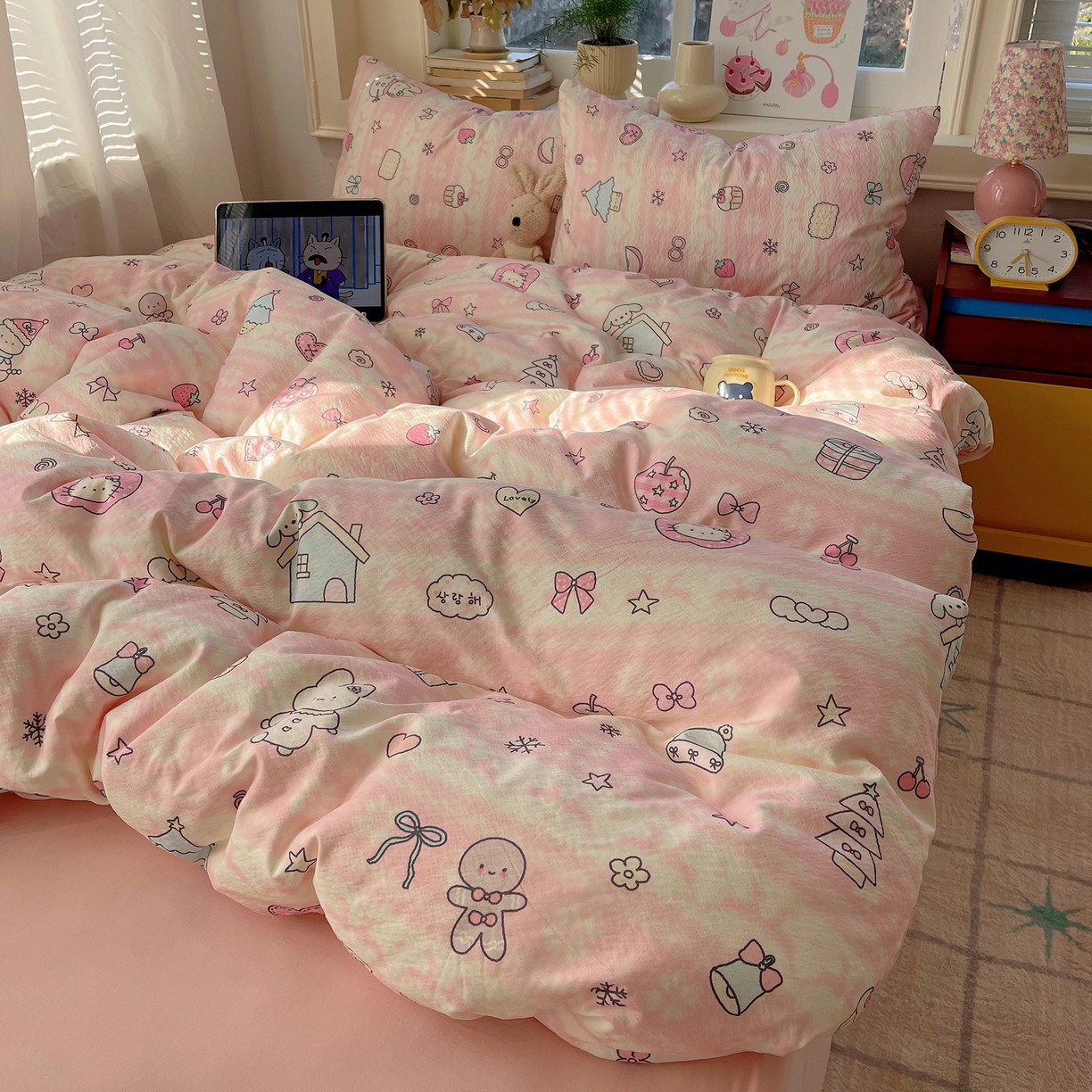 91家纺网 家纺一手货源 找家纺 红嘴企鹅 2026新款波西米亚卡通风水洗棉四件套 粉色小屋