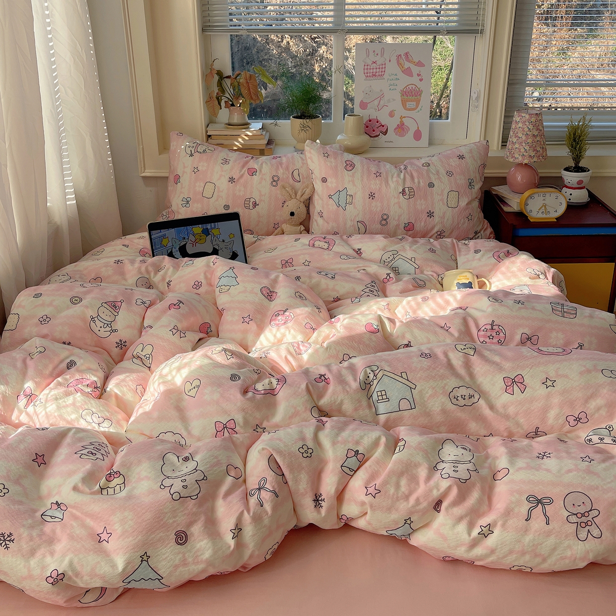 91家纺网 家纺一手货源 找家纺 红嘴企鹅 2026新款波西米亚卡通风水洗棉四件套 粉色小屋