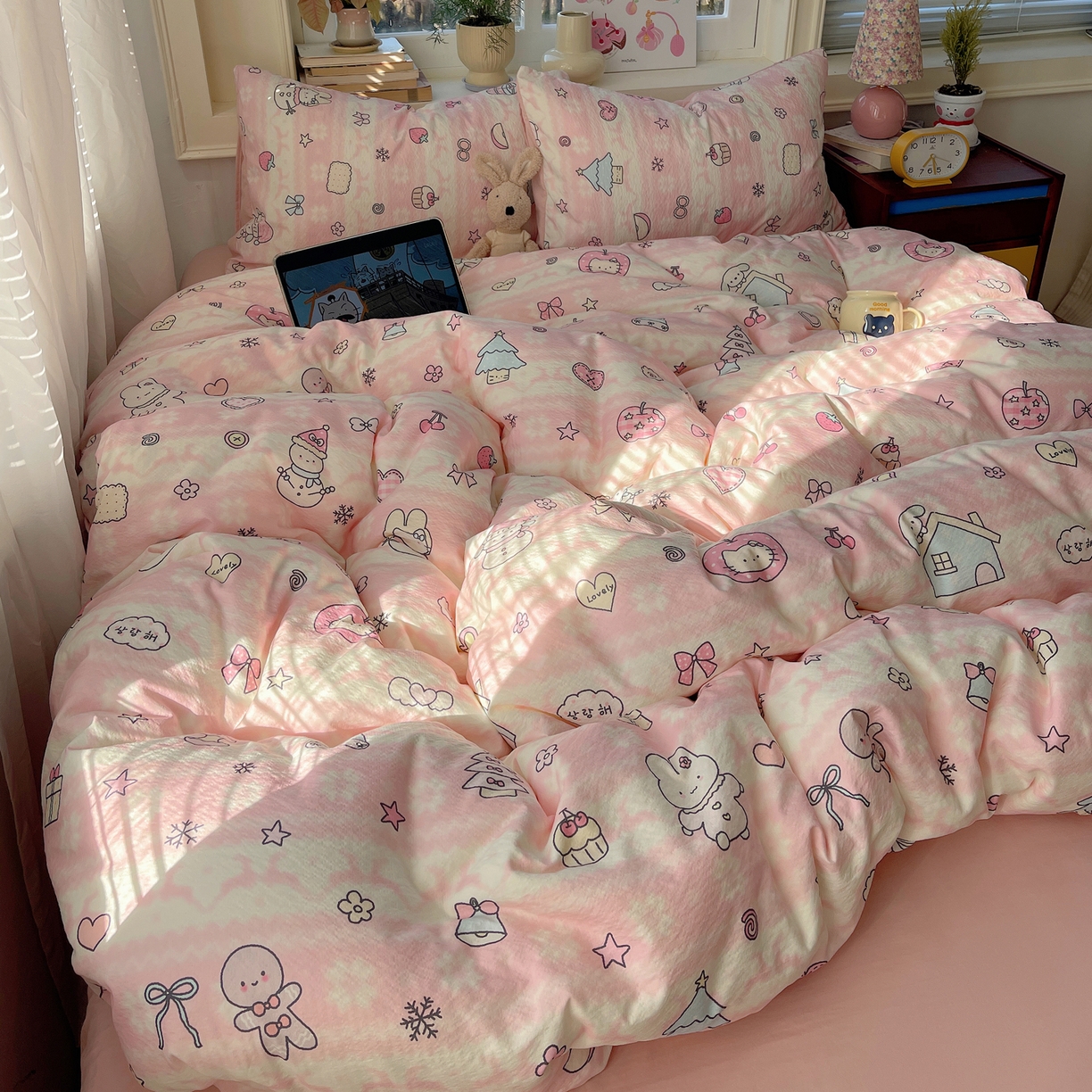 91家纺网 家纺一手货源 找家纺 红嘴企鹅 2026新款波西米亚卡通风水洗棉四件套 粉色小屋