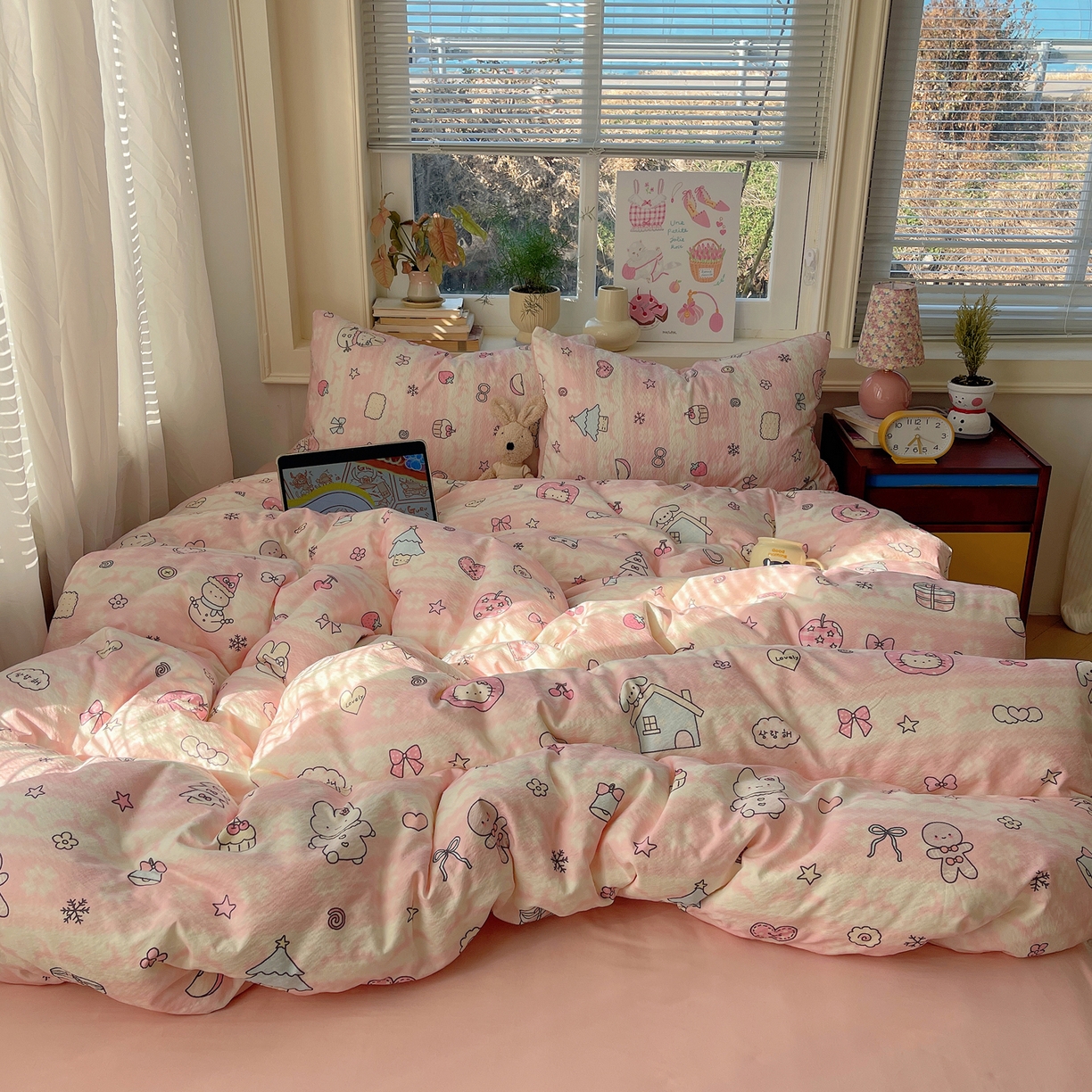 91家纺网 家纺一手货源 找家纺 红嘴企鹅 2026新款波西米亚卡通风水洗棉四件套 粉色小屋