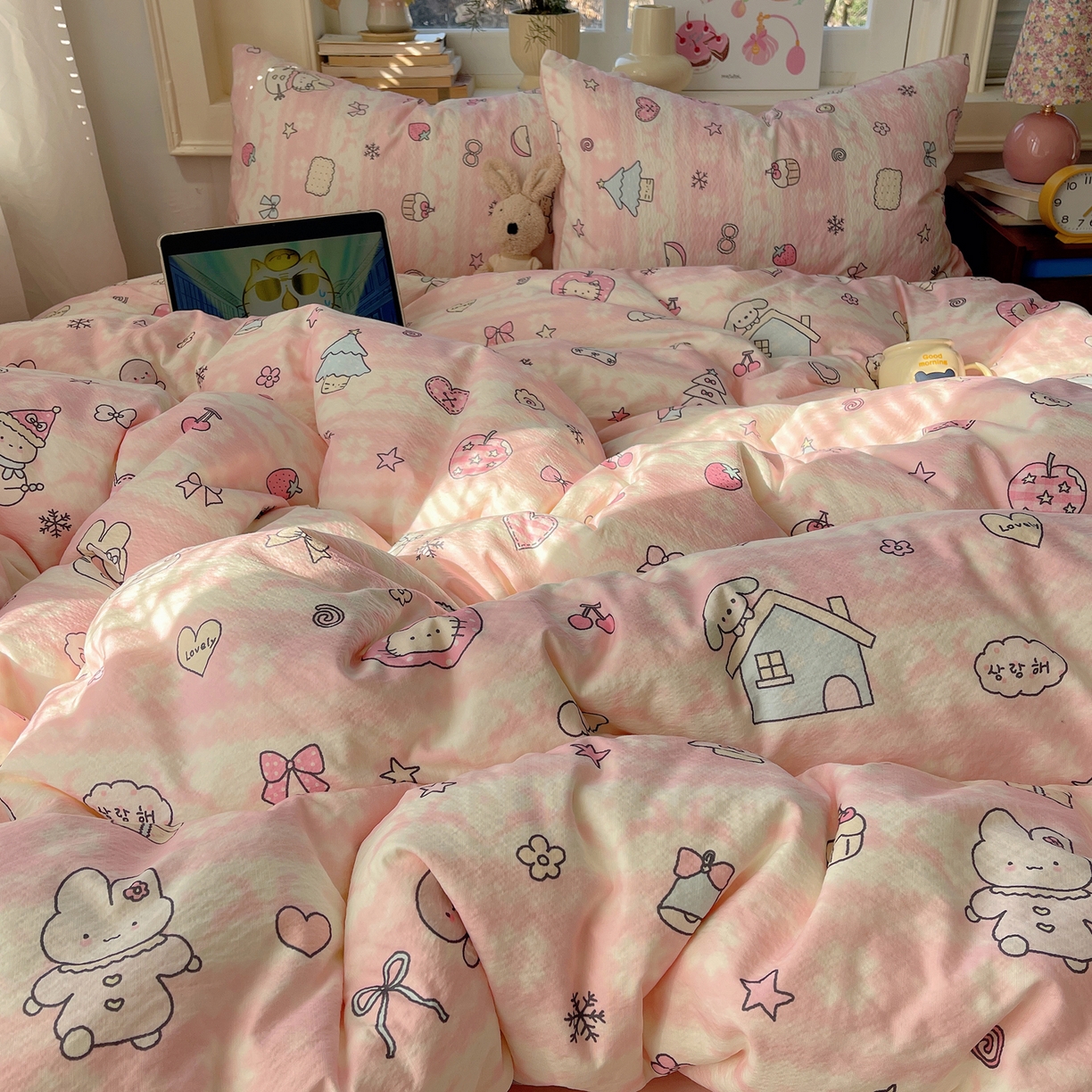 91家纺网 家纺一手货源 找家纺 红嘴企鹅 2026新款波西米亚卡通风水洗棉四件套 粉色小屋