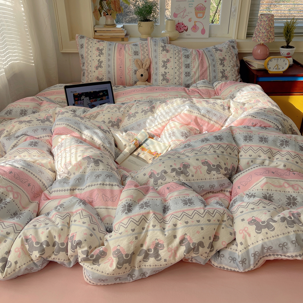 91家纺网 家纺一手货源 找家纺 红嘴企鹅 2026新款波西米亚卡通风水洗棉四件套 福星小马