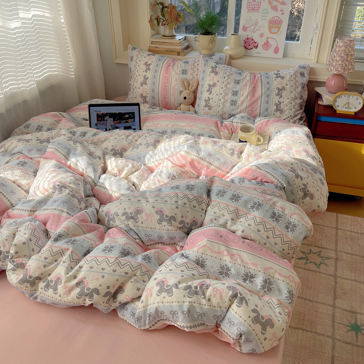 91家纺网 家纺一手货源 找家纺 红嘴企鹅 2026新款波西米亚卡通风水洗棉四件套 福星小马