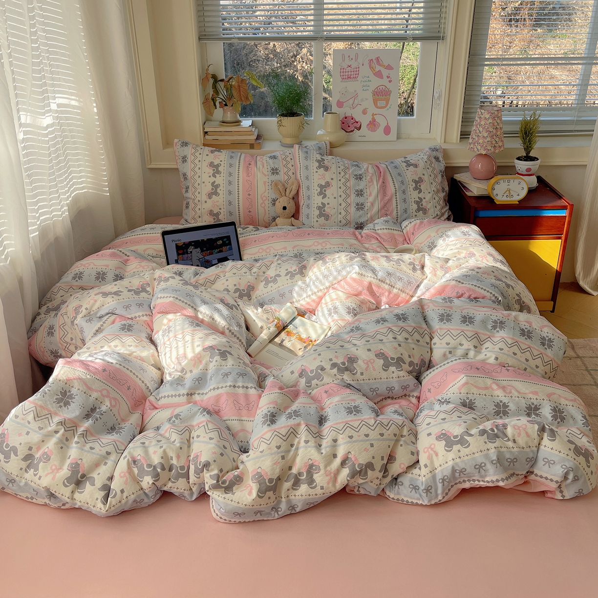 91家纺网 家纺一手货源 找家纺 红嘴企鹅 2026新款波西米亚卡通风水洗棉四件套 福星小马