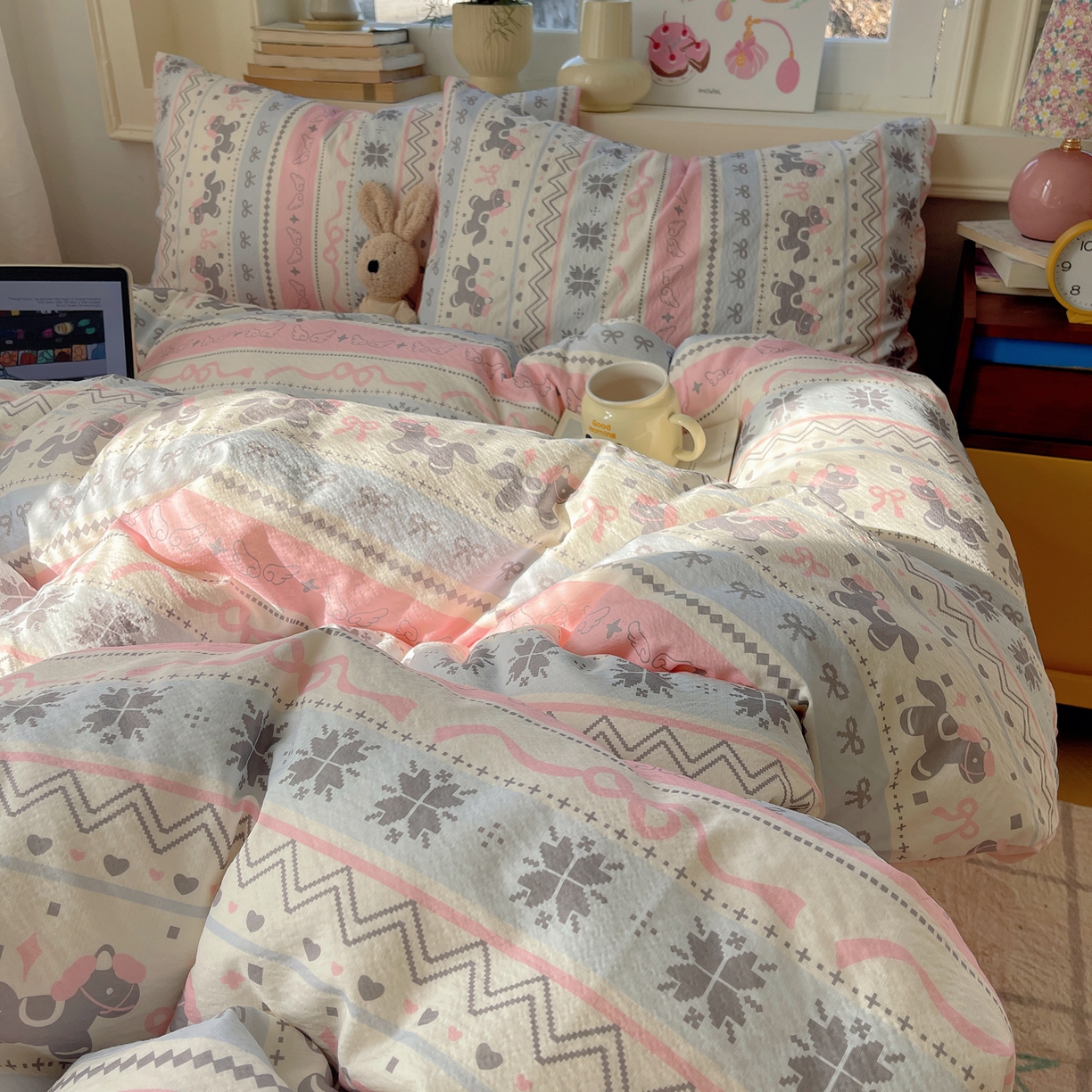 91家纺网 家纺一手货源 找家纺 红嘴企鹅 2026新款波西米亚卡通风水洗棉四件套 福星小马