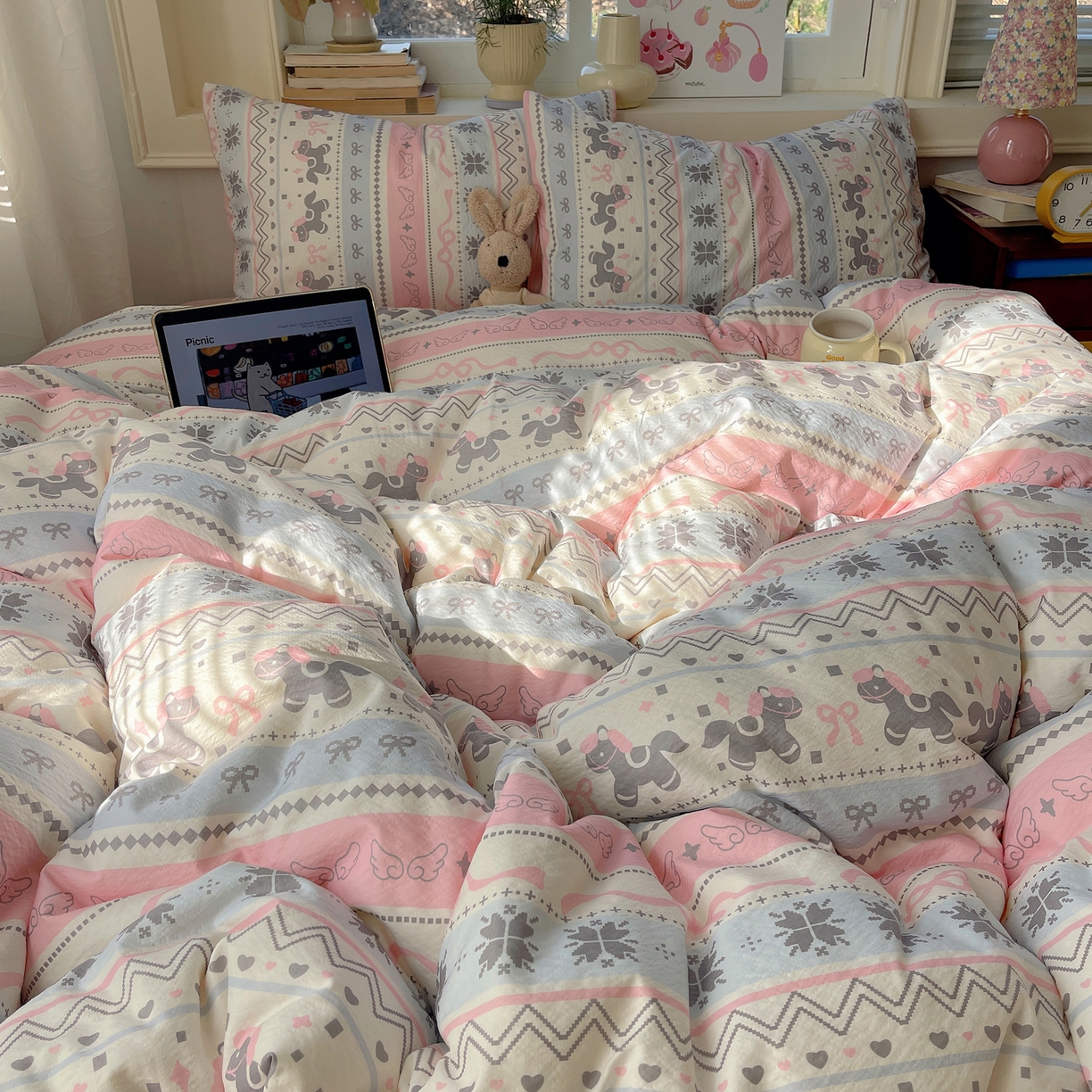 91家纺网 家纺一手货源 找家纺 红嘴企鹅 2026新款波西米亚卡通风水洗棉四件套 福星小马