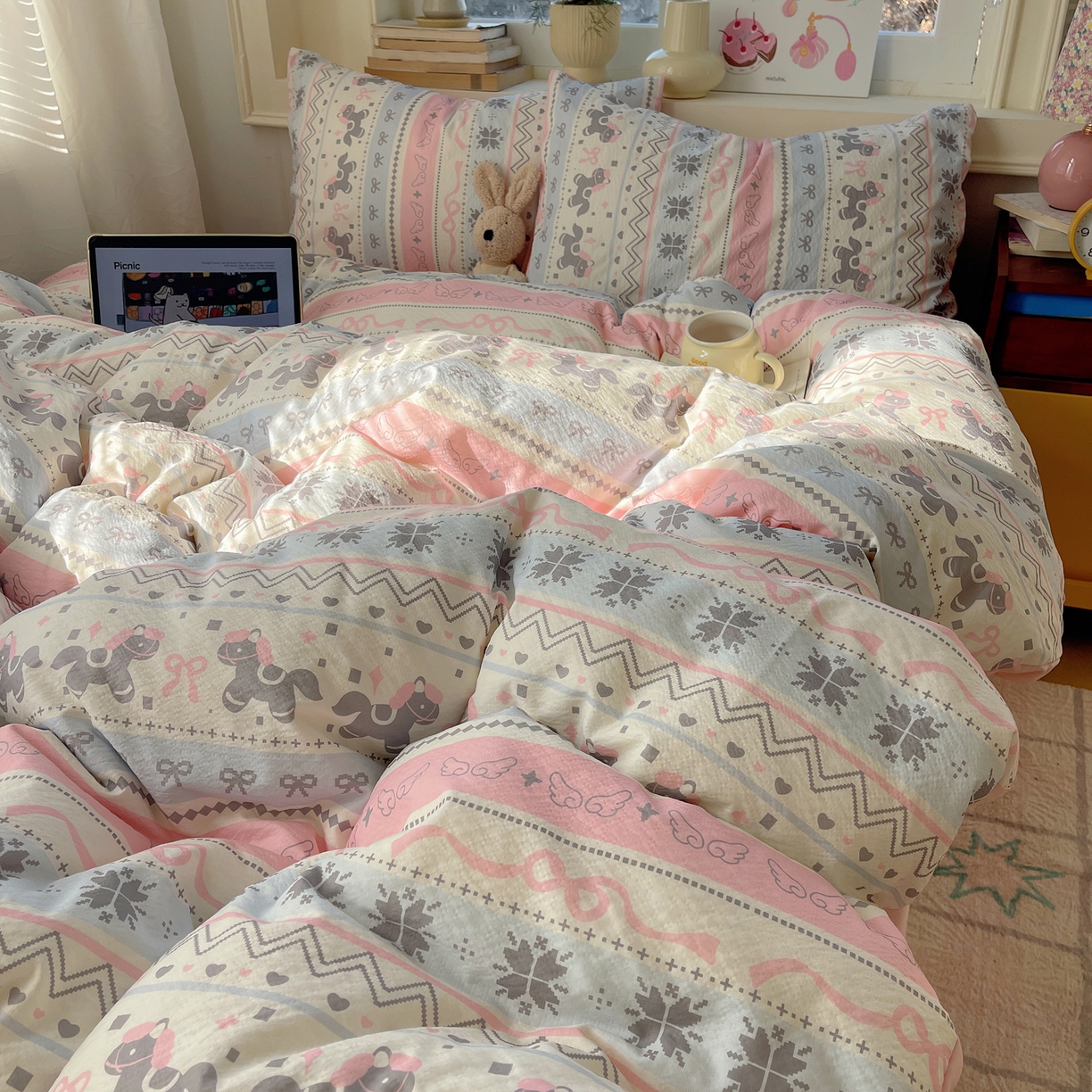 91家纺网 家纺一手货源 找家纺 红嘴企鹅 2026新款波西米亚卡通风水洗棉四件套 福星小马