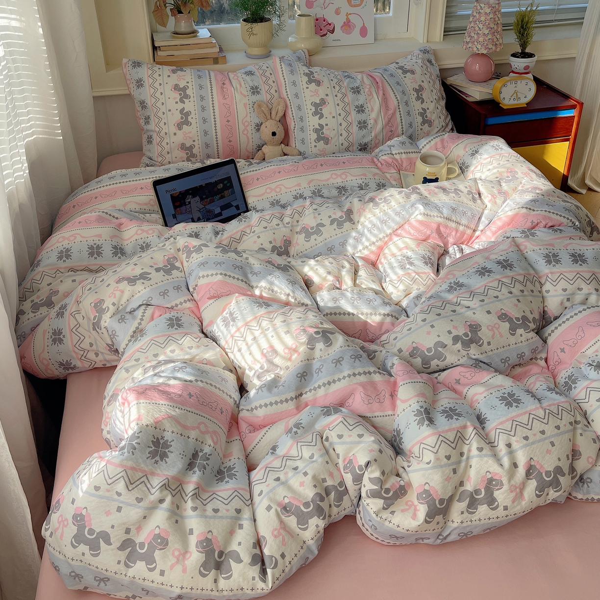 91家纺网 家纺一手货源 找家纺 红嘴企鹅 2026新款波西米亚卡通风水洗棉四件套 福星小马