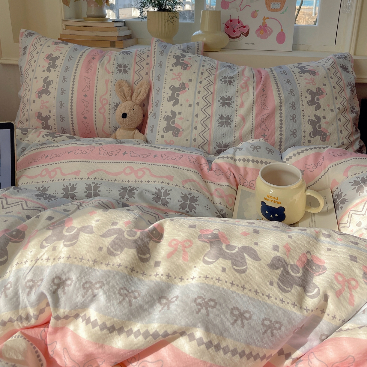 91家纺网 家纺一手货源 找家纺 红嘴企鹅 2026新款波西米亚卡通风水洗棉四件套 福星小马