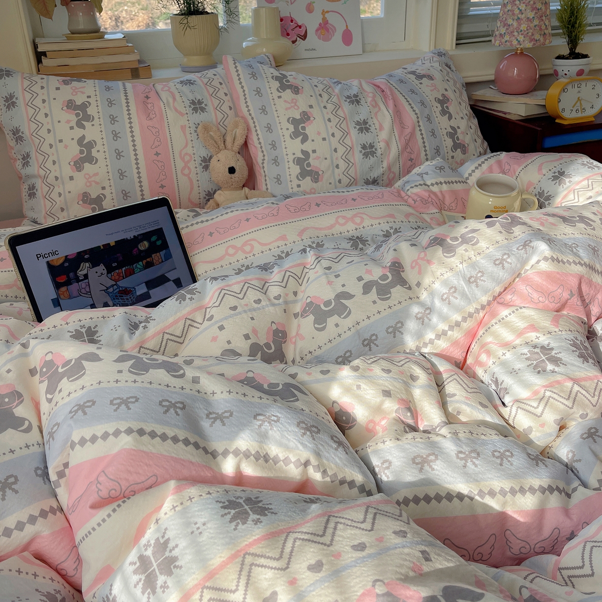 91家纺网 家纺一手货源 找家纺 红嘴企鹅 2026新款波西米亚卡通风水洗棉四件套 福星小马