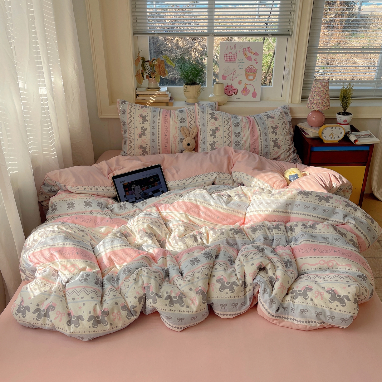 91家纺网 家纺一手货源 找家纺 红嘴企鹅 2026新款波西米亚卡通风水洗棉四件套 福星小马