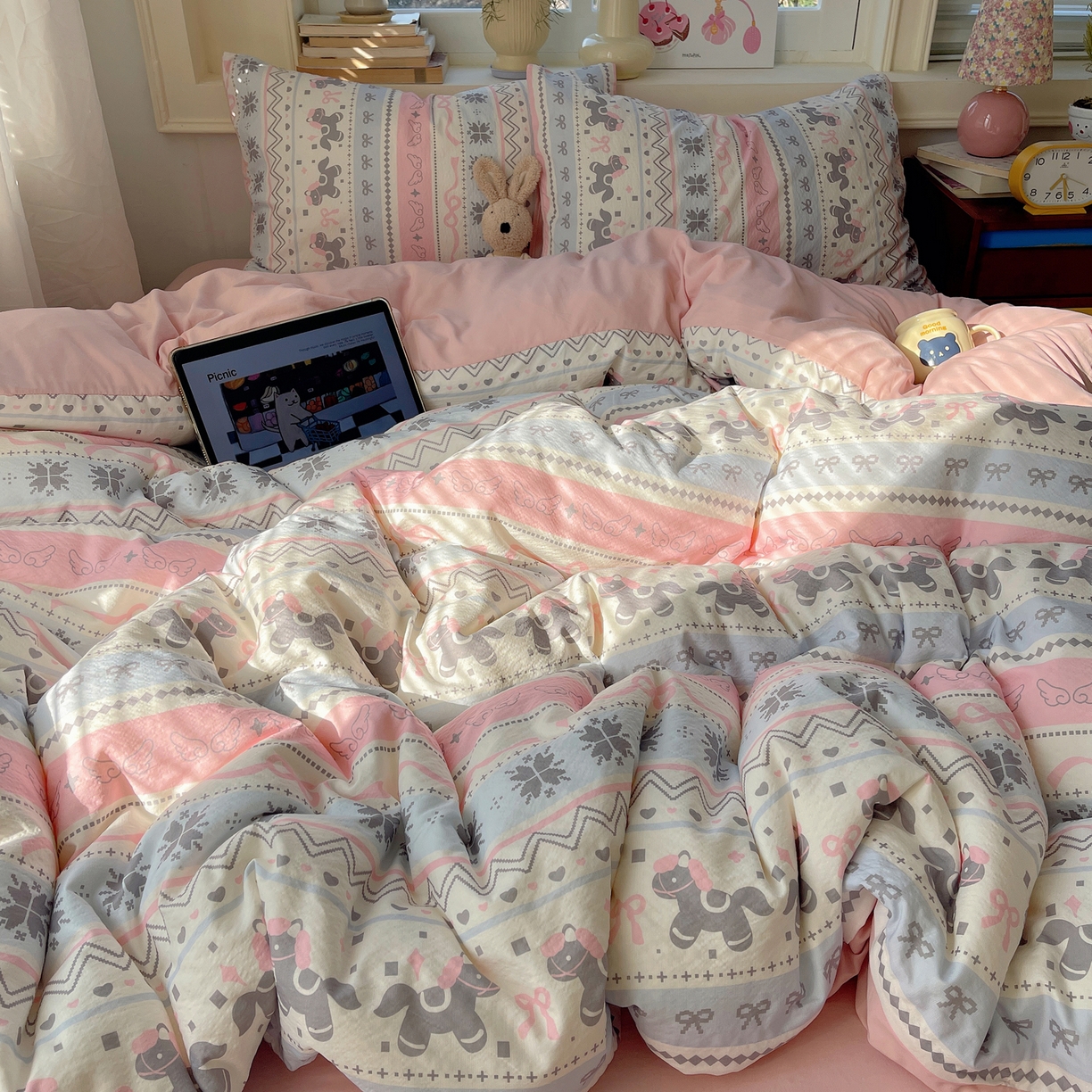 91家纺网 家纺一手货源 找家纺 红嘴企鹅 2026新款波西米亚卡通风水洗棉四件套 福星小马