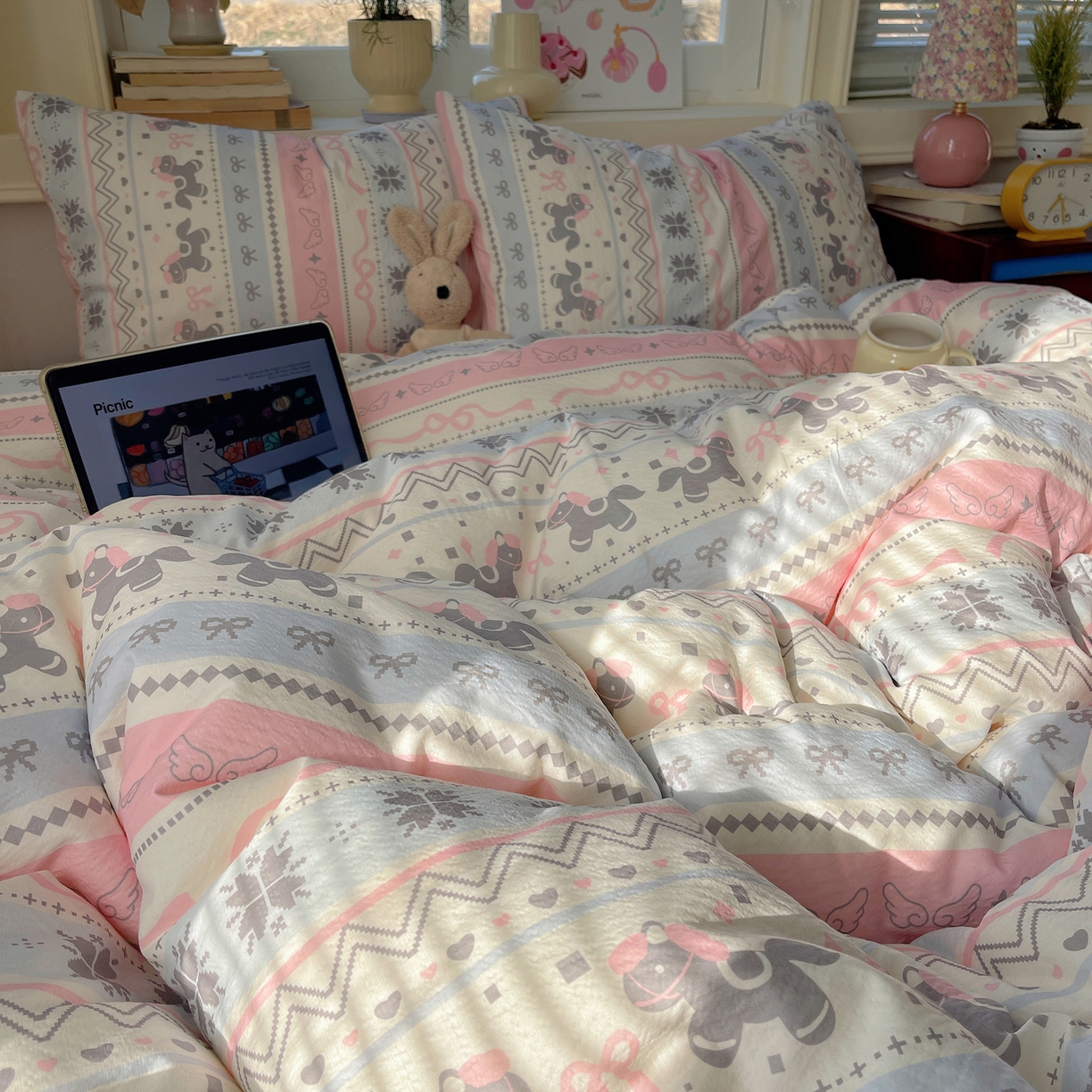 91家纺网 家纺一手货源 找家纺 红嘴企鹅 2026新款波西米亚卡通风水洗棉四件套 福星小马