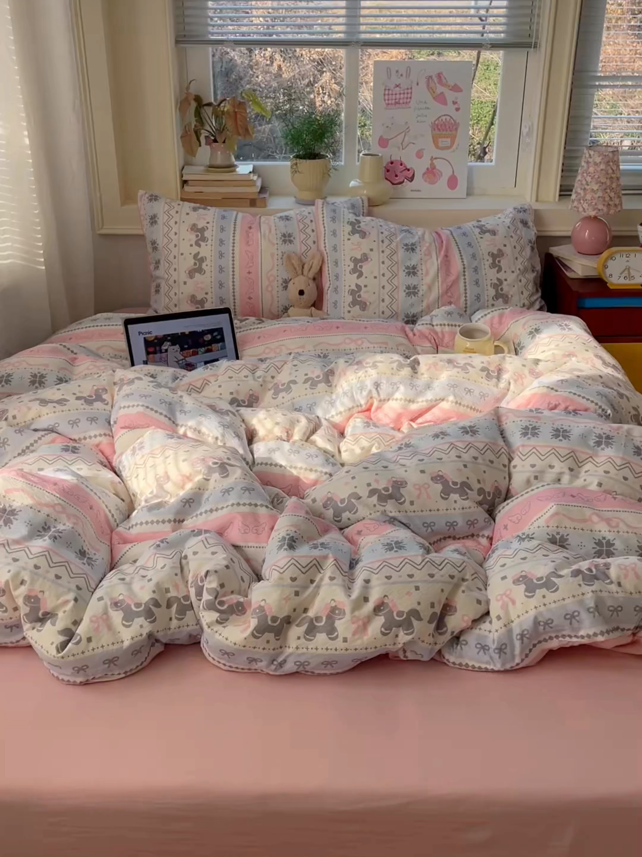 91家纺网 家纺一手货源 找家纺 红嘴企鹅 2026新款波西米亚卡通风水洗棉四件套 福星小马