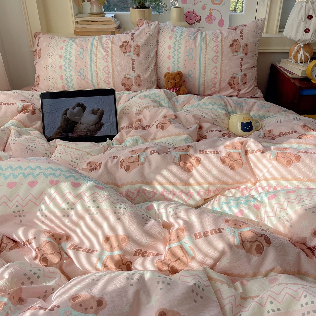 91家纺网 家纺一手货源 找家纺 红嘴企鹅 2026新款波西米亚卡通风水洗棉四件套 咖啡小熊