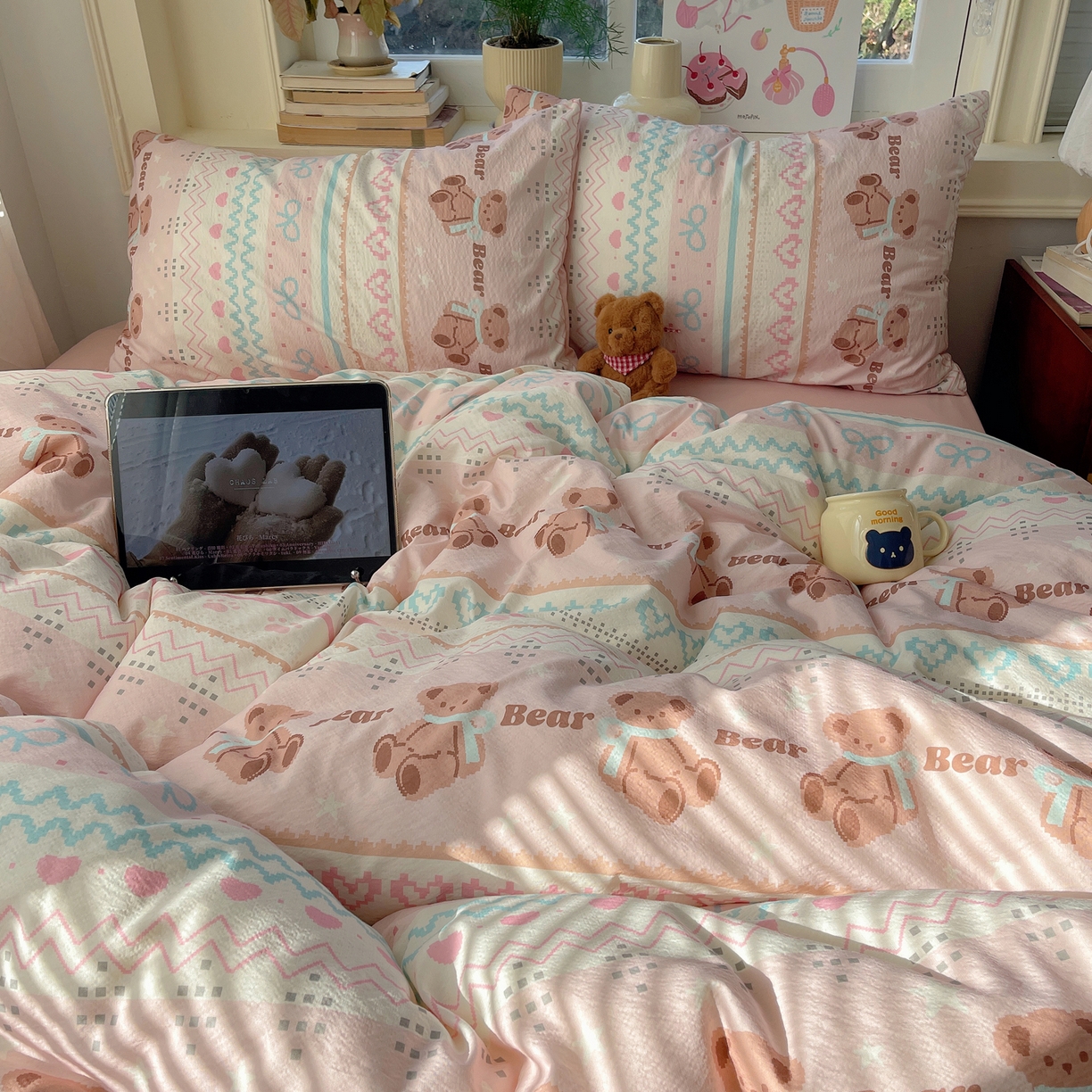 91家纺网 家纺一手货源 找家纺 红嘴企鹅 2026新款波西米亚卡通风水洗棉四件套 咖啡小熊