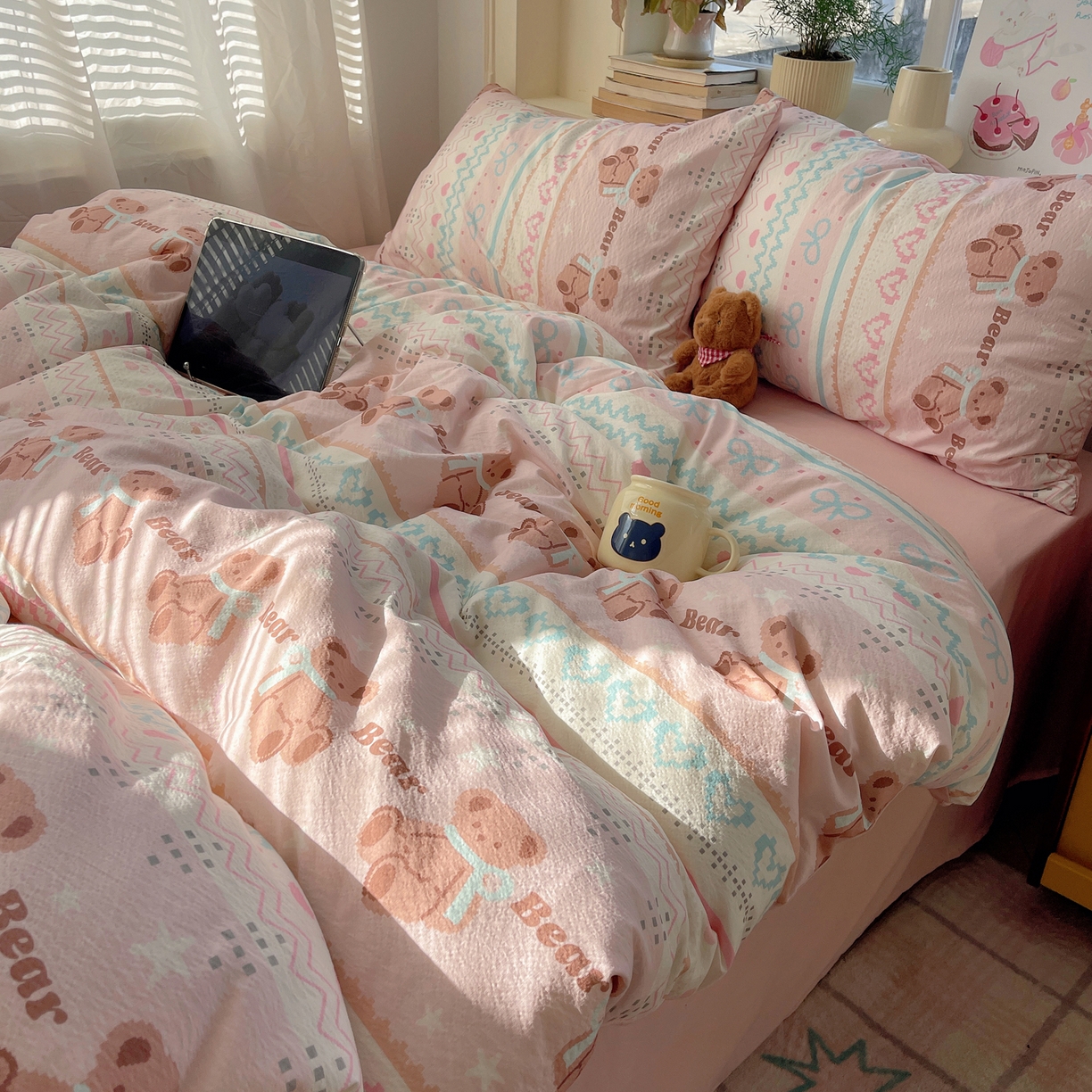 91家纺网 家纺一手货源 找家纺 红嘴企鹅 2026新款波西米亚卡通风水洗棉四件套 咖啡小熊