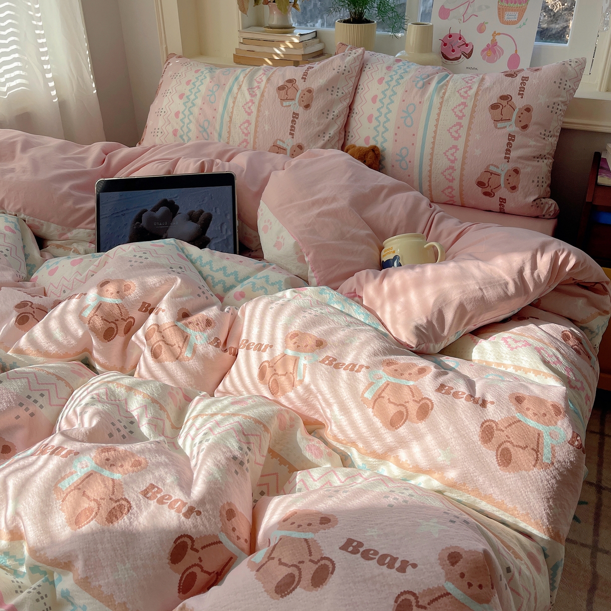 91家纺网 家纺一手货源 找家纺 红嘴企鹅 2026新款波西米亚卡通风水洗棉四件套 咖啡小熊