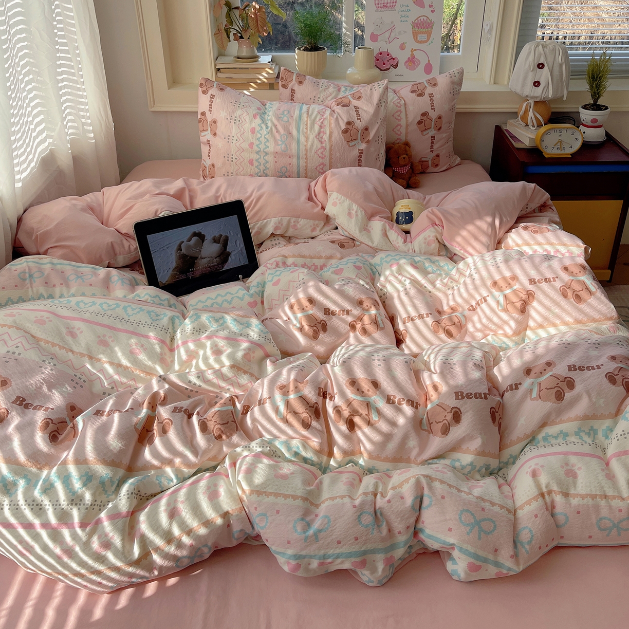 91家纺网 家纺一手货源 找家纺 红嘴企鹅 2026新款波西米亚卡通风水洗棉四件套 咖啡小熊