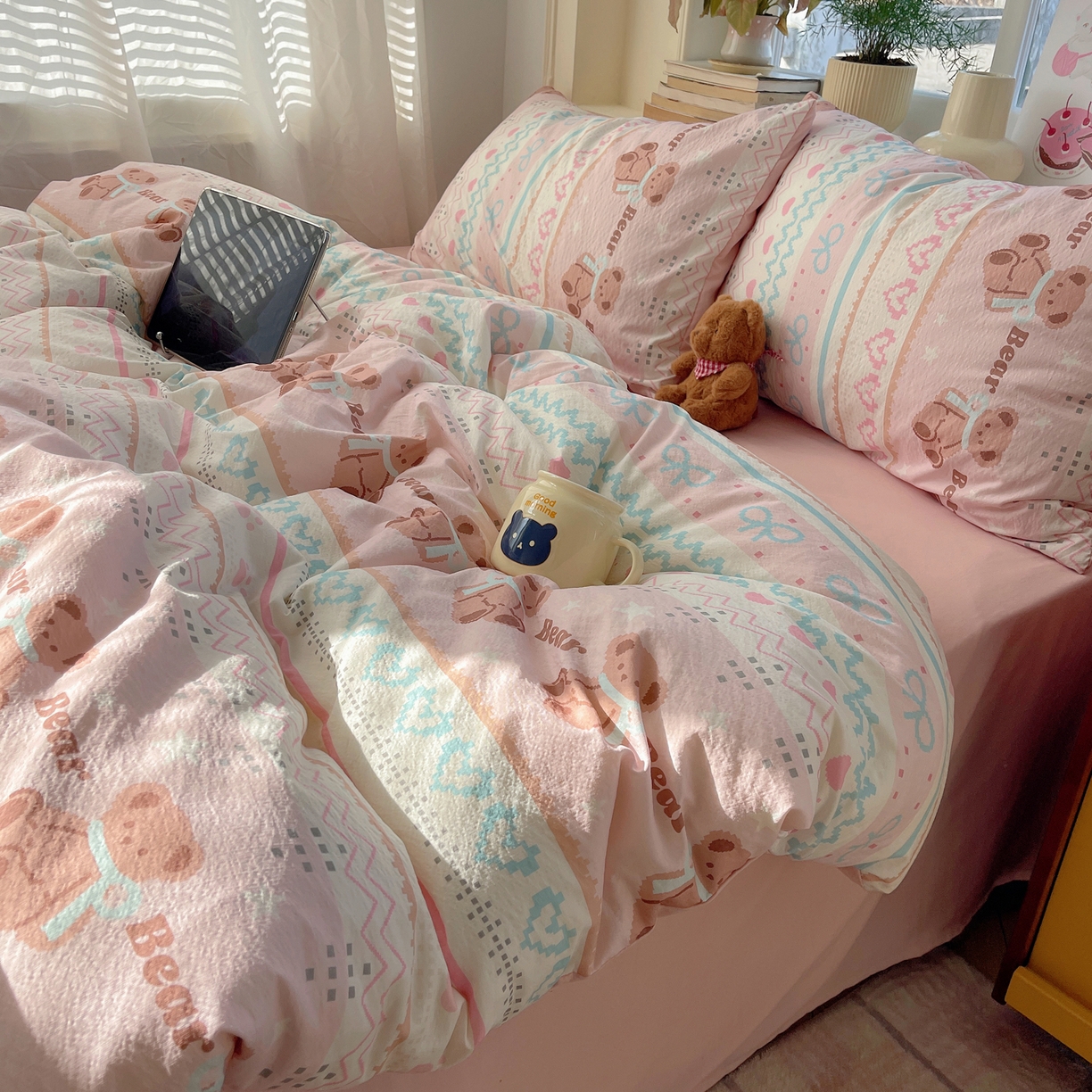 91家纺网 家纺一手货源 找家纺 红嘴企鹅 2026新款波西米亚卡通风水洗棉四件套 咖啡小熊