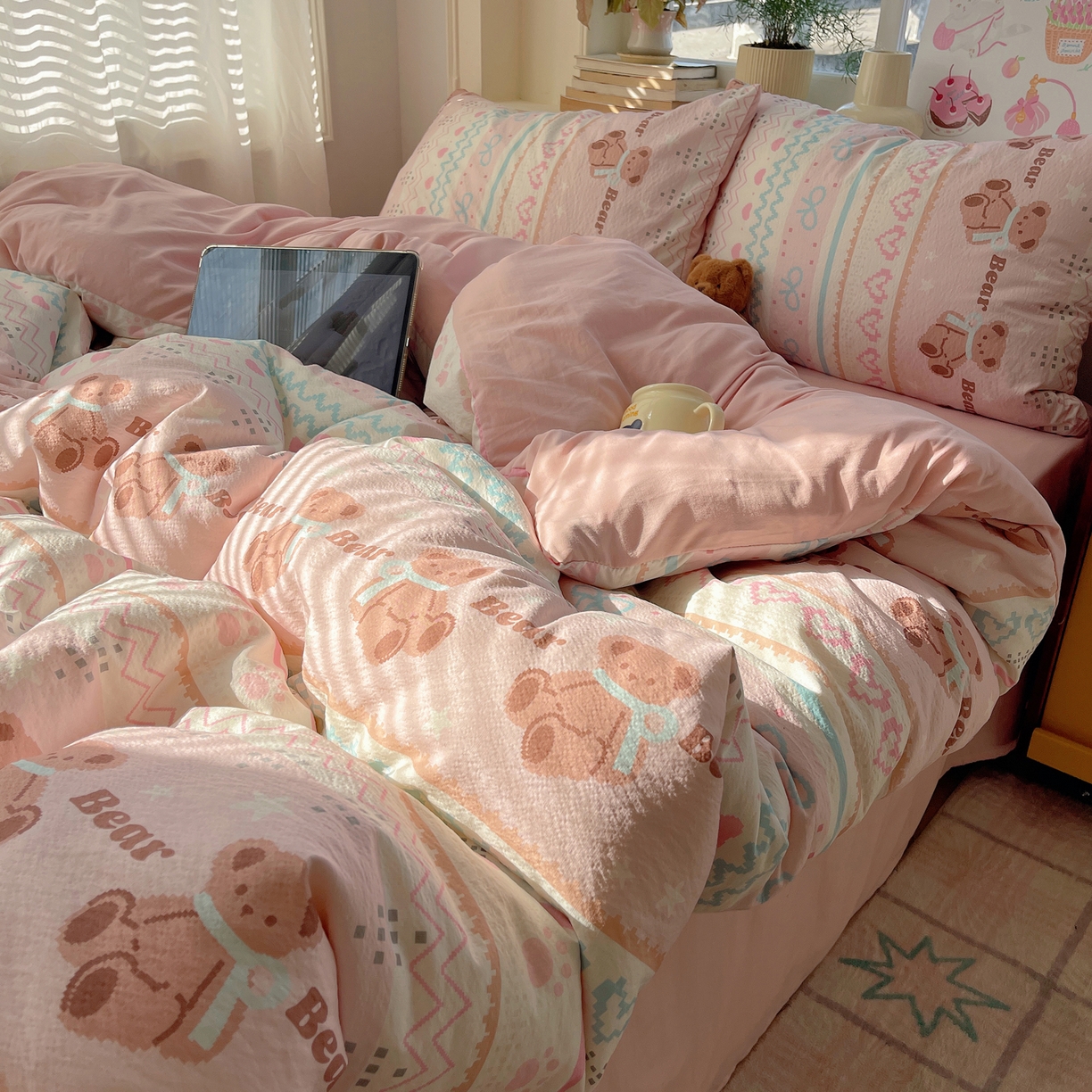 91家纺网 家纺一手货源 找家纺 红嘴企鹅 2026新款波西米亚卡通风水洗棉四件套 咖啡小熊