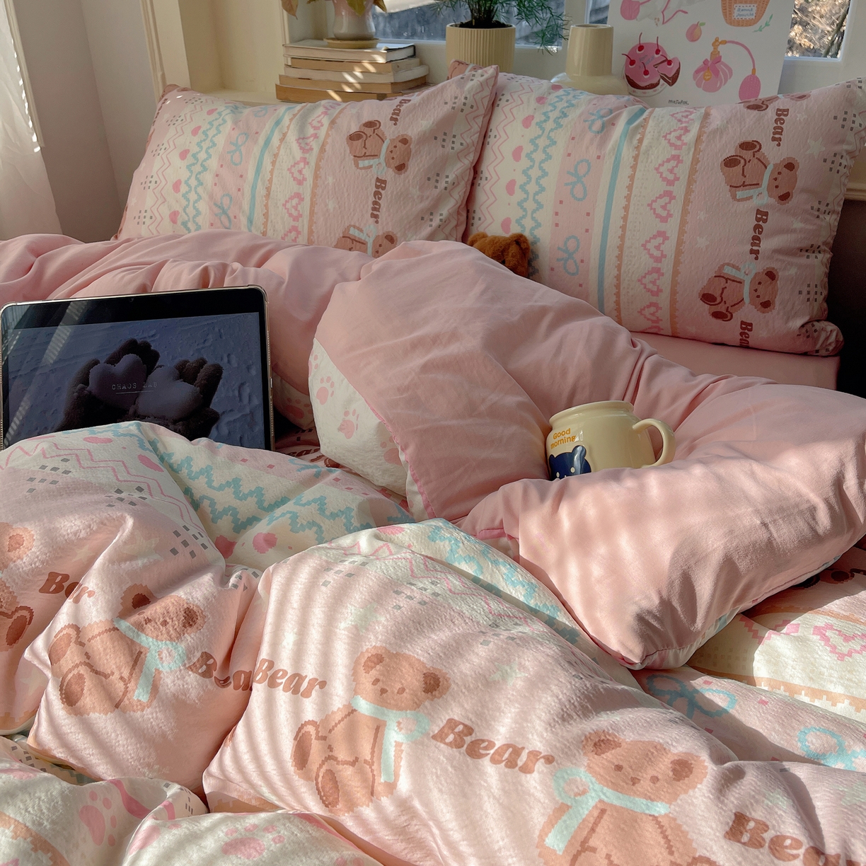 91家纺网 家纺一手货源 找家纺 红嘴企鹅 2026新款波西米亚卡通风水洗棉四件套 咖啡小熊