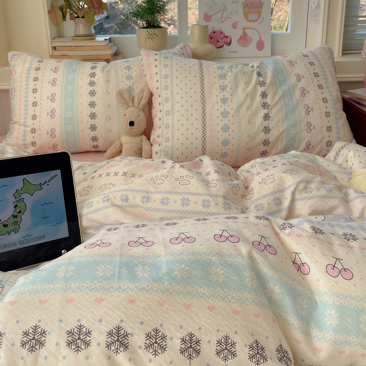 91家纺网 家纺一手货源 找家纺 红嘴企鹅 2026新款波西米亚卡通风水洗棉四件套 水果小兔