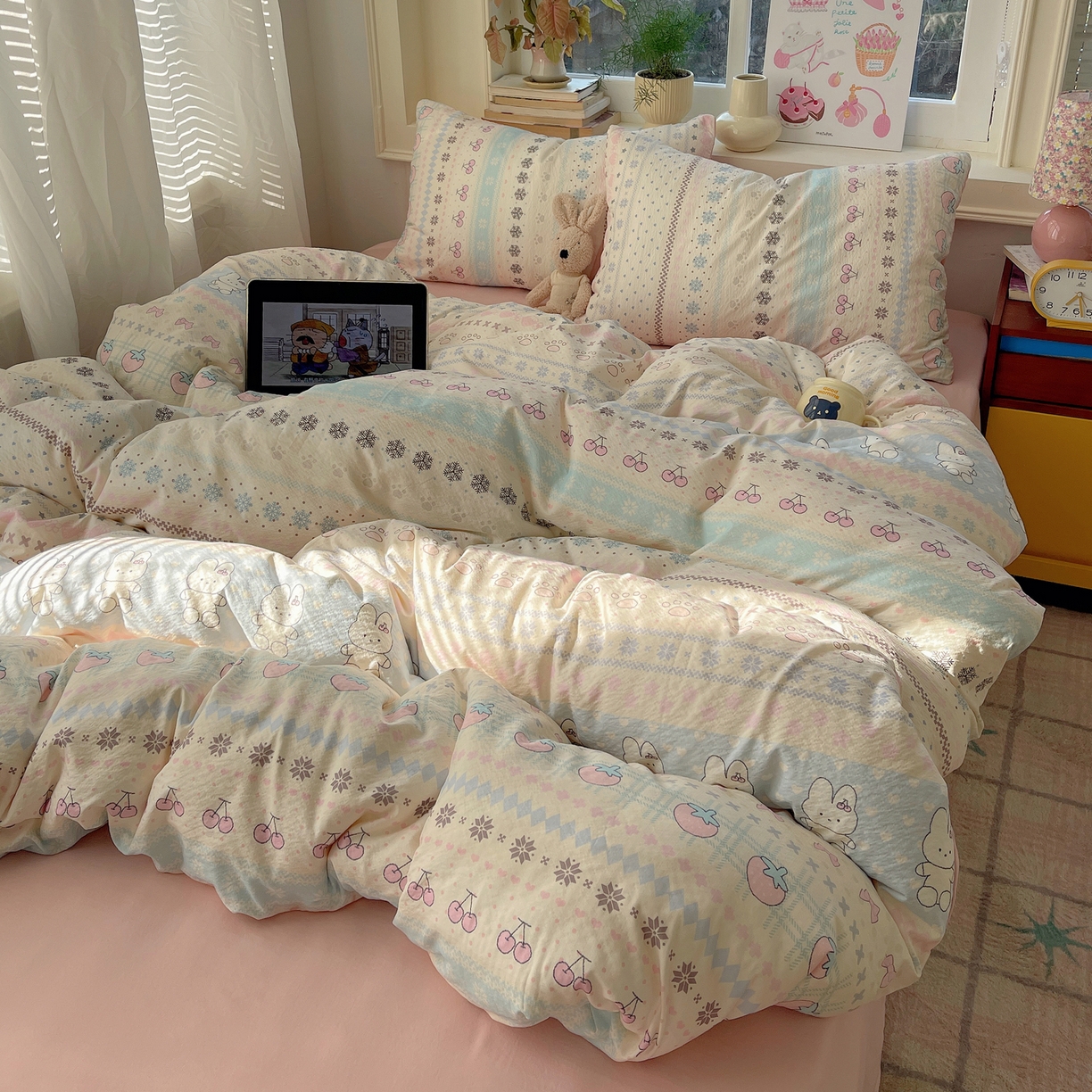 91家纺网 家纺一手货源 找家纺 红嘴企鹅 2026新款波西米亚卡通风水洗棉四件套 水果小兔