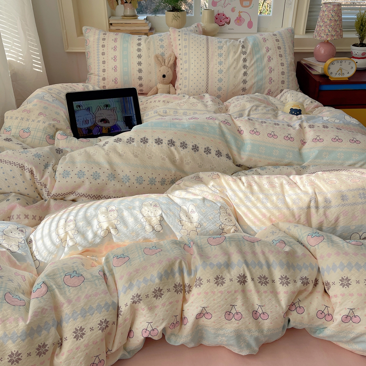 91家纺网 家纺一手货源 找家纺 红嘴企鹅 2026新款波西米亚卡通风水洗棉四件套 水果小兔